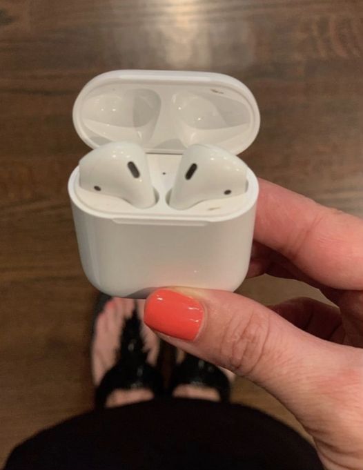 Apple AirPods (2nd Generation) Wireless Earbuds