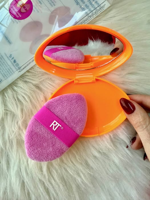 Miracle 2-In-1 Powder Puff + Travel Case!