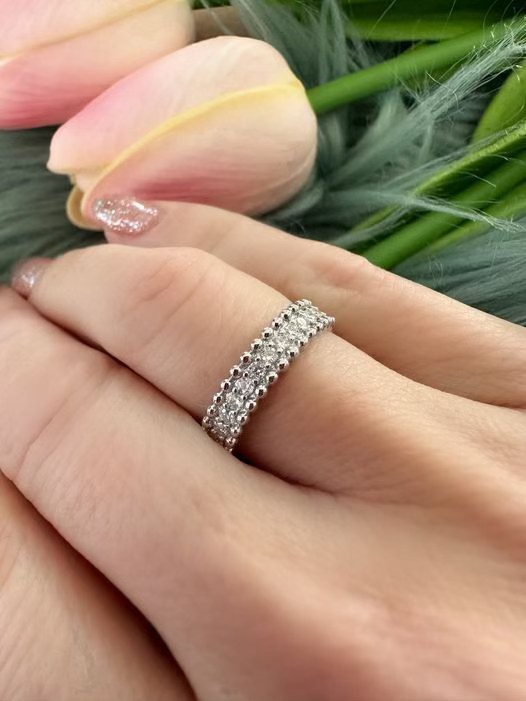 stunning moissanite band