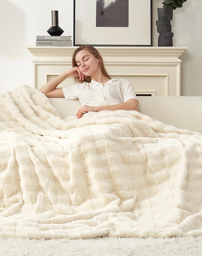 Faux fur blanket from Cozy Bliss!