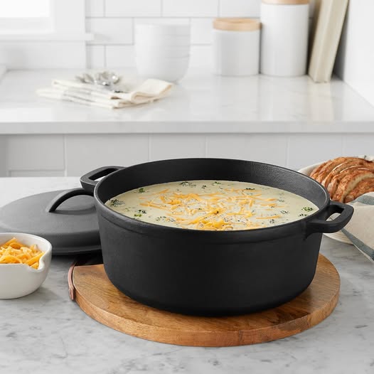 7-Quart Amazon Basics Round Pre-Seasoned Cast Iron Dutch Oven Pot
