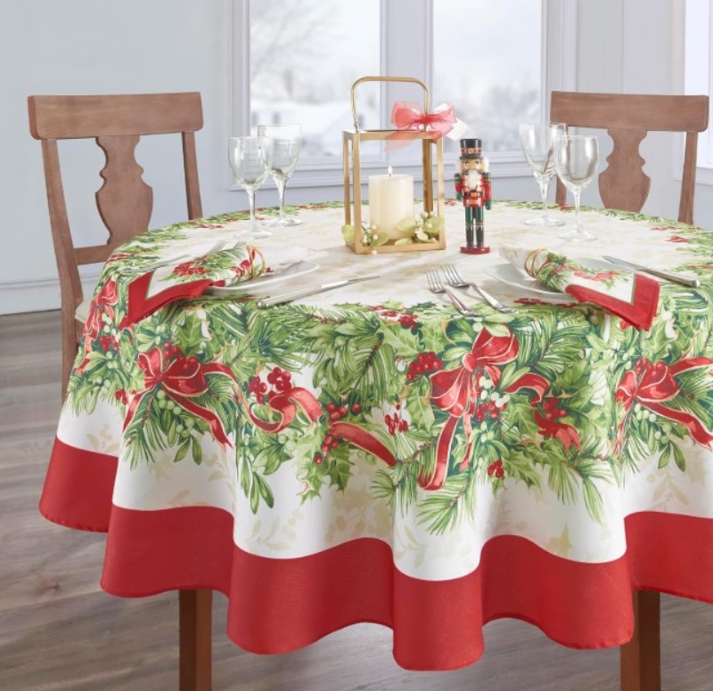 Christmas Elrene Home Fashions Holly Traditions 60″ x 84″ Oval Fabric Tablecloth!